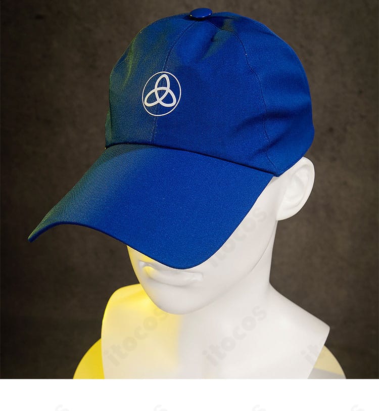 順平のトレードマークである帽子のディテール。庇の形とロゴ風装飾の見え方。