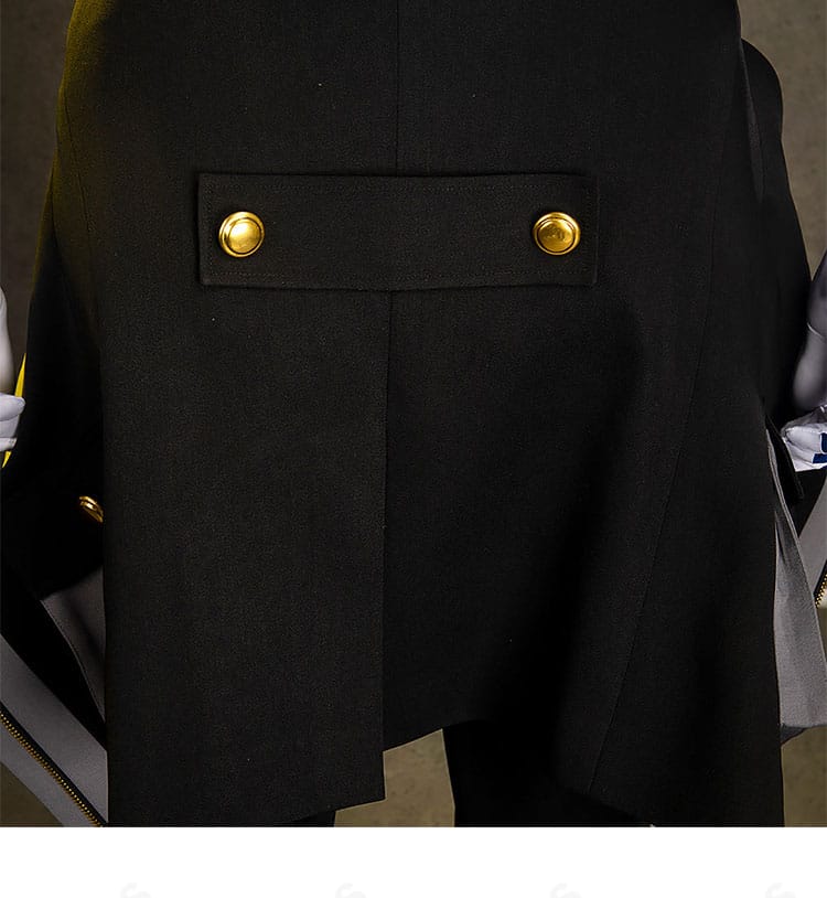 コート背面の全体ディテール。ヨークから裾までのラインとシワの出方。