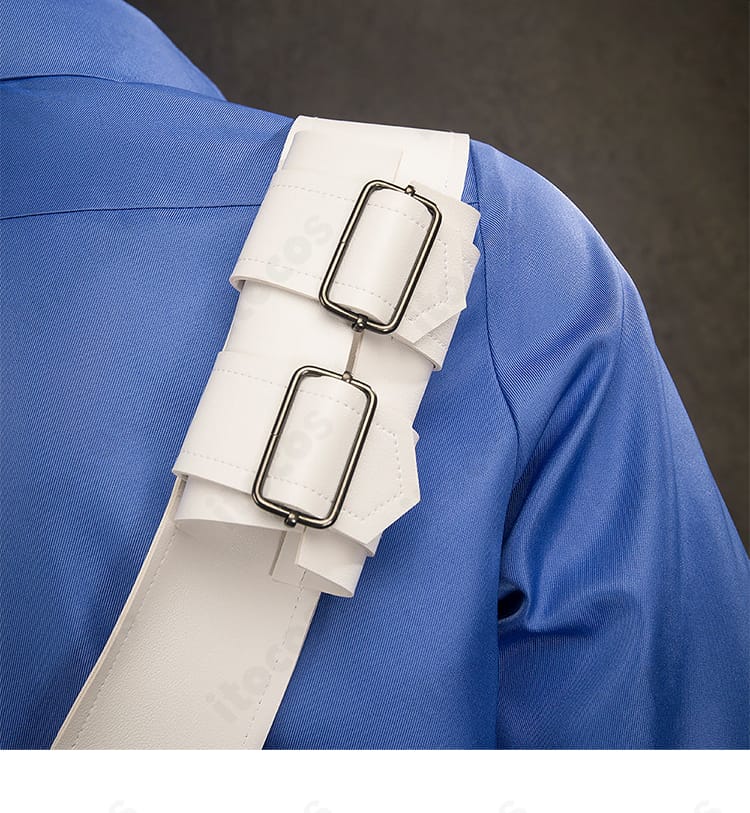 背面装飾の近接。背面ベルトの通し方とコートの落ち感を示す。