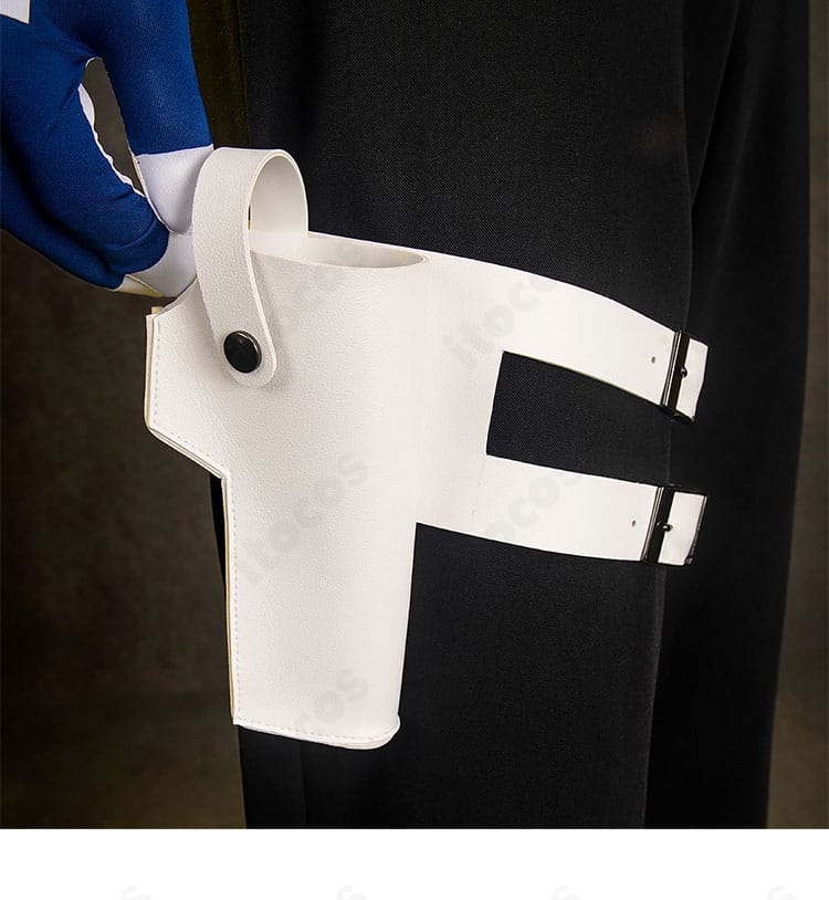 ガンホルスター装飾のクローズアップ。固定ベルトとホルスター形状を確認。