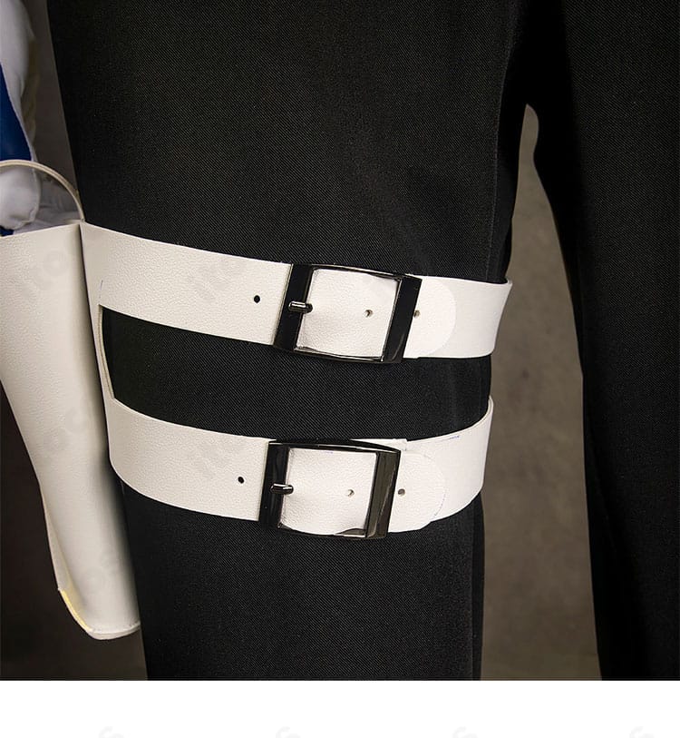 ズボン前面のディテール。センタープレスとポケット位置でシルエットを表現。