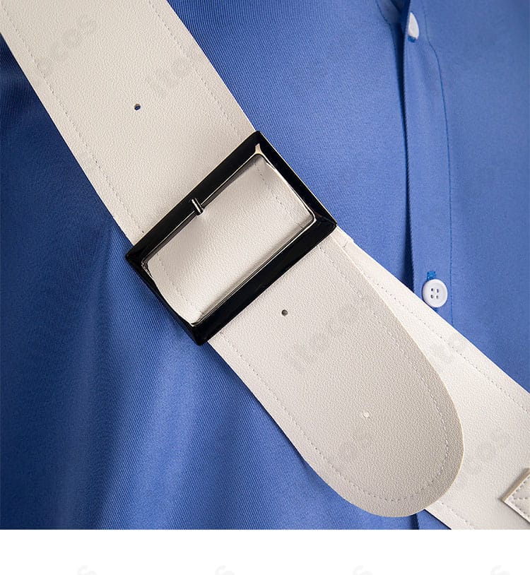 斜めベルトのアップ。ホルスター固定用ベルトの幅と金具位置を示すディテール。