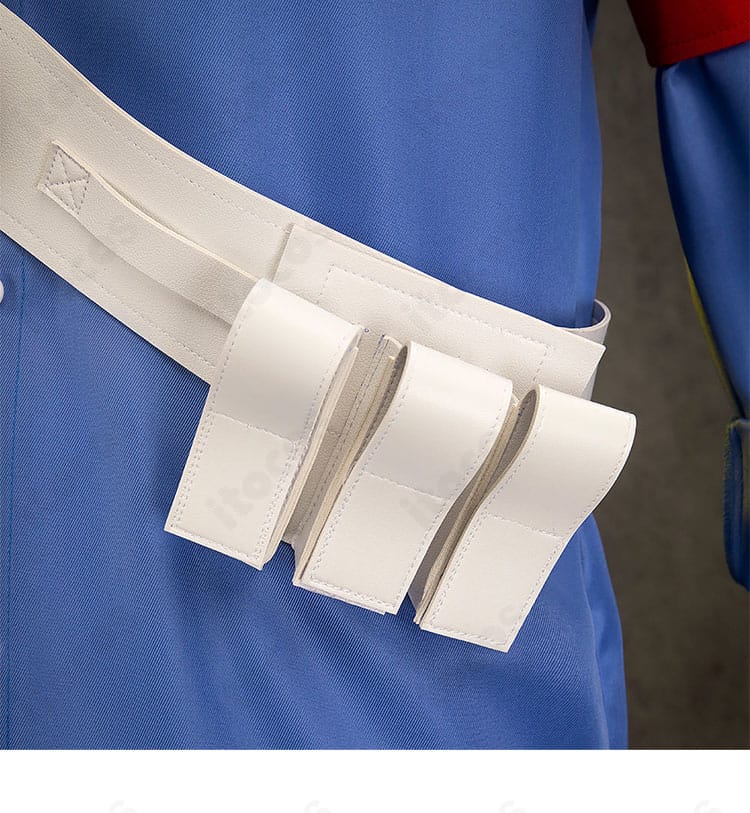 ウエスト周りの装飾。ベルトの通し方とホルスター基部の固定状態を確認。