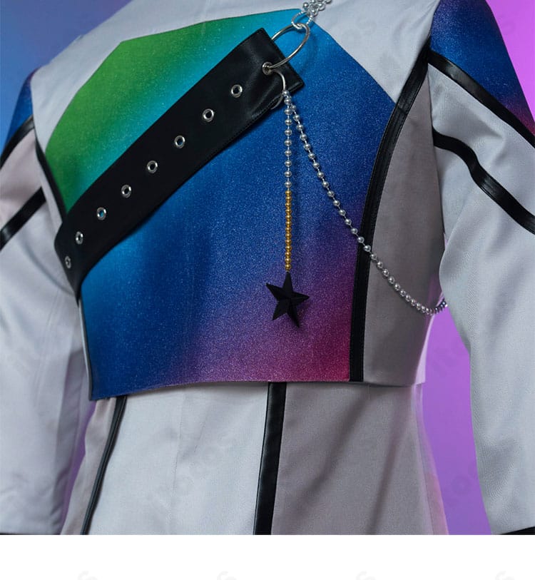 背面装飾の接写。背中の切り替え、タブ、ベルトコンポーネントの構造を確認できる画像