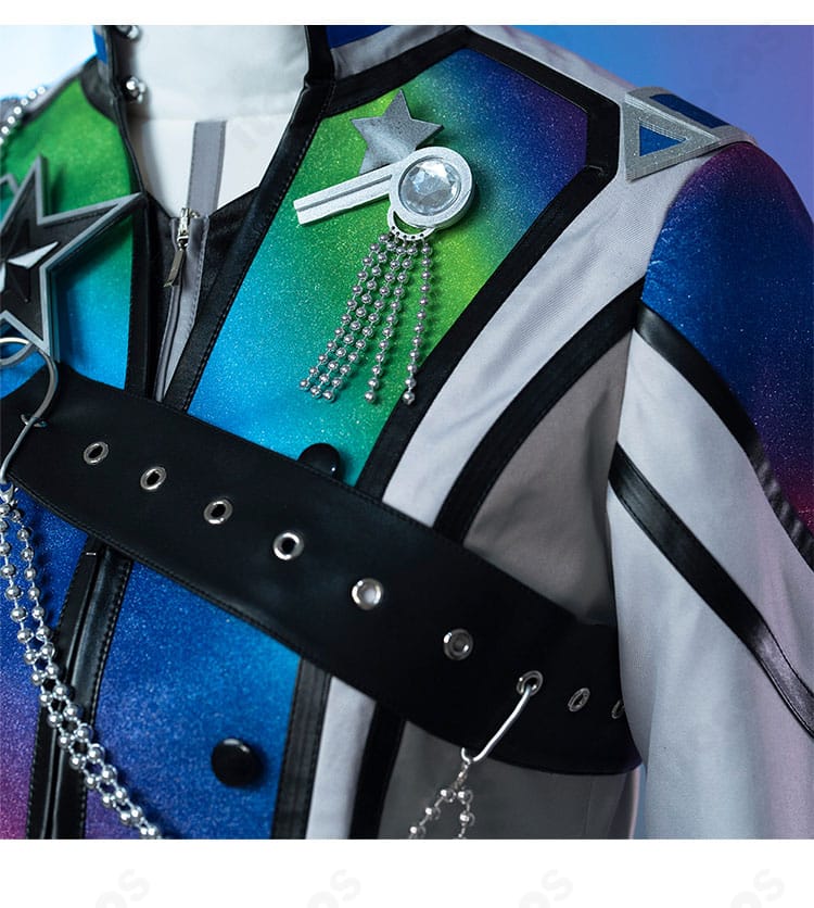 胸飾りのアップ。メタル調パーツとチェーンの質感、配置バランスを示したディテール画像