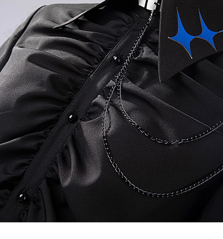 胸元チェーン装飾アップ。ステージ映えする金属パーツの配置と輝き