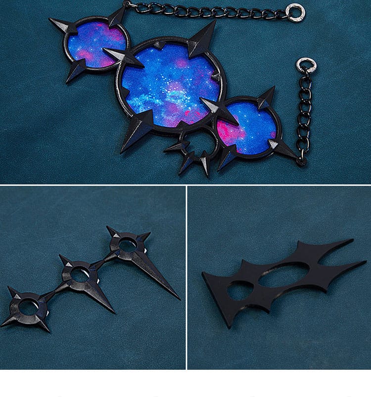 アクセサリー一式の近接カット。全体のバランスを整える小物類の質感