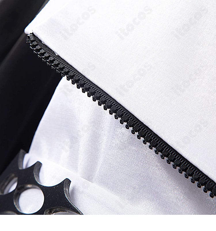 上着のファスナーとチェーン詳細。実用性とデザイン性を両立した機能的パーツ