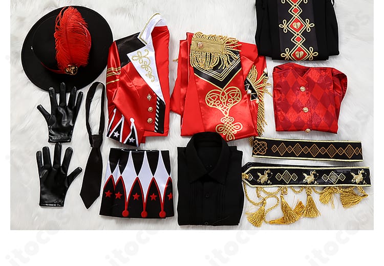 エース・トラッポラ プレイフル・ドレスのセット内容一覧。コート、マント、シャツ、帽子ほか一式を平置きで確認。