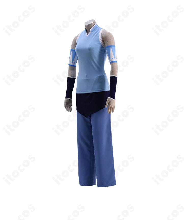 衣服とズボンの装飾詳細。腰布の縁取りとアームカバーの意匠が際立つ近接カット。