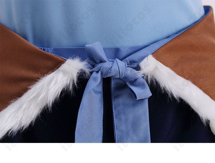 帯風の結びと腰部装飾のアップ。立体的な装飾がコーラの力強い印象を引き立てる。