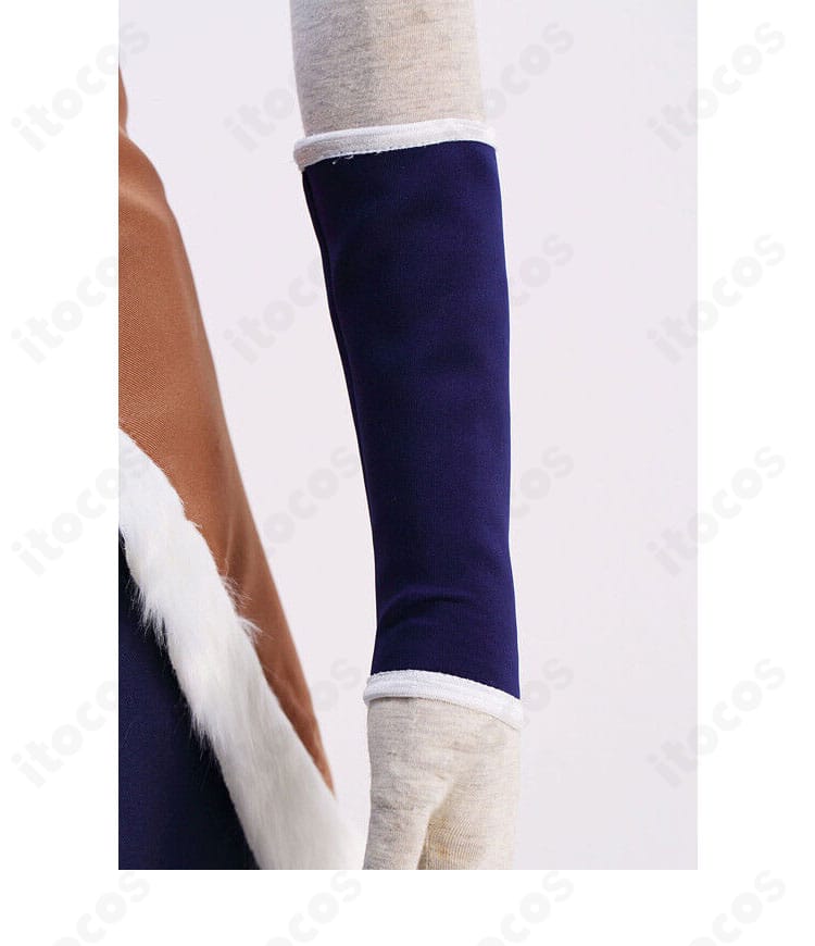 アームカバーの近接。精緻な縫製と装飾パターンで、手元まで完成度の高い仕上がり。