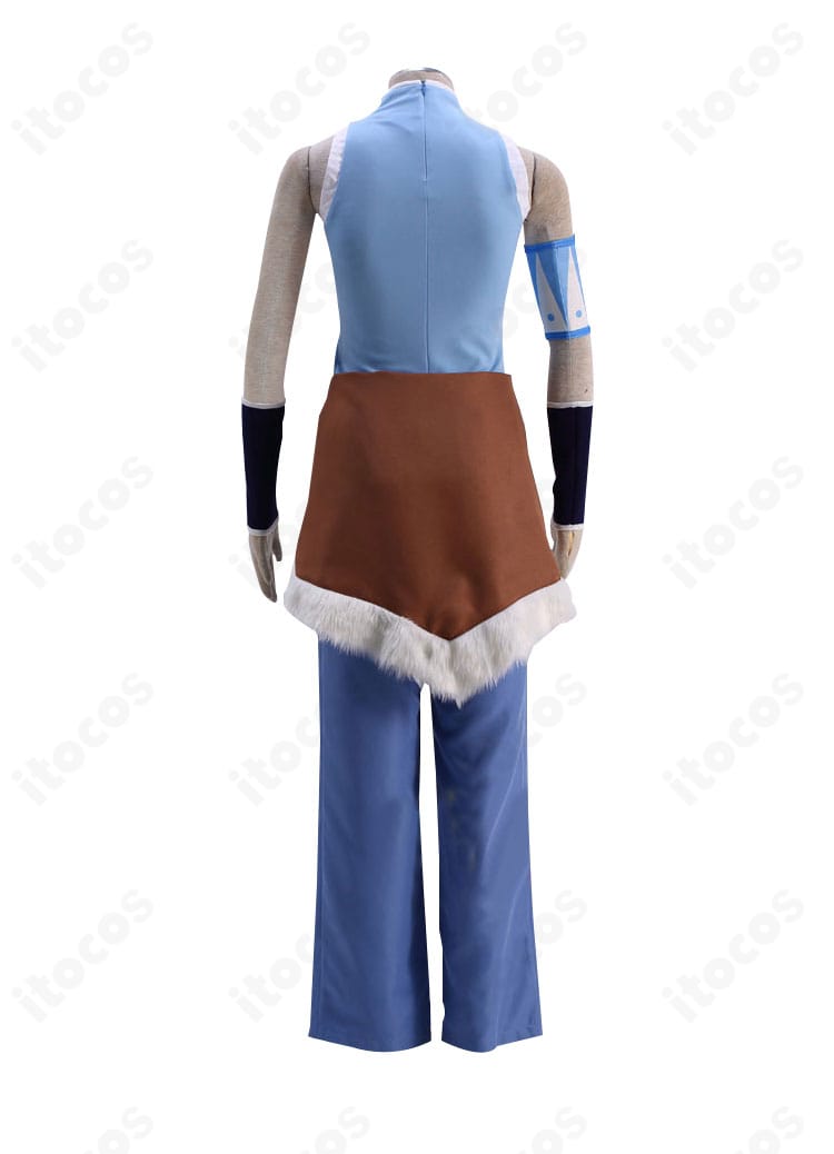 背面全体。腰布の落ち感と背面ラインの整ったシルエットで、後ろ姿もキャラクターらしく表現。