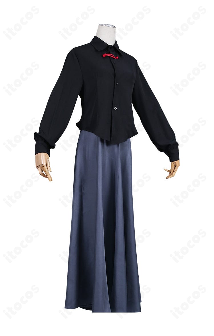 山田リョウ 学園制服コスプレ衣装の正面全体。トップスとスカートのバランスや襟元のデザインが見える