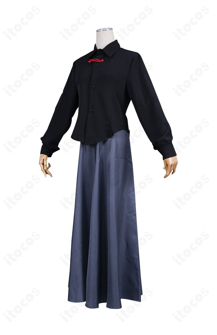 山田リョウ コスプレ衣装の右側面。サイドラインとスカートの落ち感、シルエットの美しさを確認できる