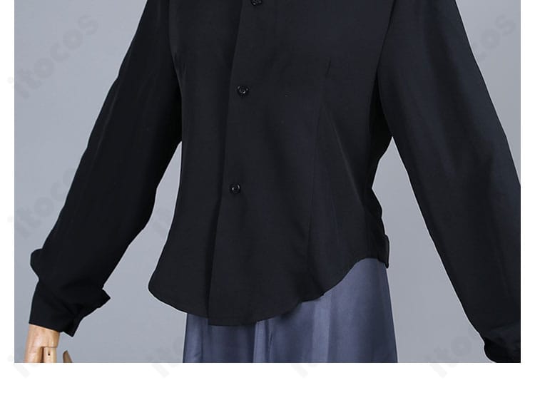 襟元ディテールのクローズアップ。山田リョウ 学園制服コスプレの襟まわり装飾と丁寧な縫製