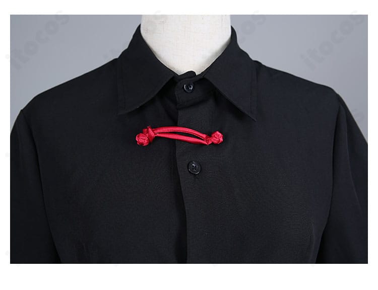 山田リョウ コスプレ衣装の背面。背中のラインやスカートの広がり、後ろ姿の再現度を示す