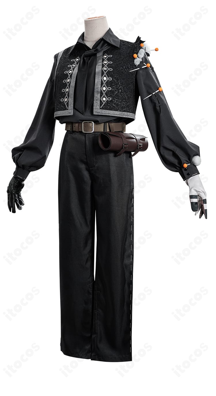 第五人格 人形師コスプレ衣装の側面。ベストのラインとパンツの落ち感、腰飾りの位置関係が分かるカット。
