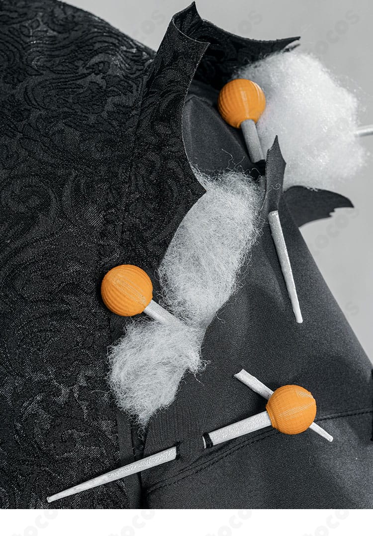 IdentityV コスプレ衣装の肩・袖ディテール。立体的なカッティングと装飾パーツの配置が見える角度。