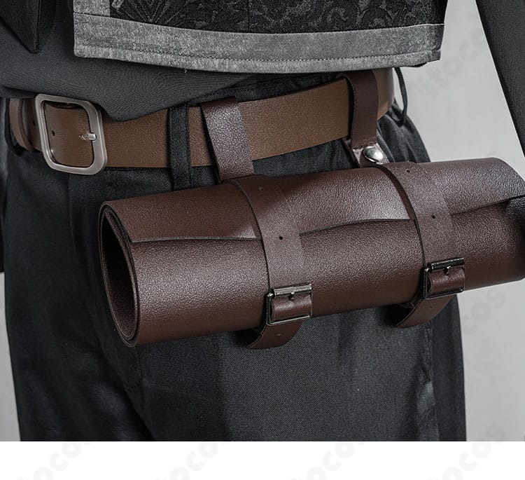 第五人格 コスプレ衣装の腰飾りとベルト。装着方法とバックルの質感、デザインの統一感が伝わる写真。