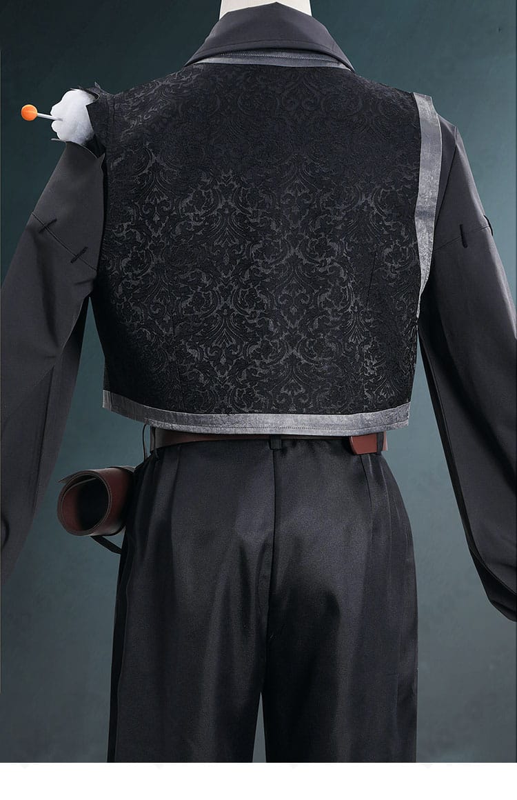 第五人格 コスプレ衣装の背面ディテール。ベストの背面調整と腰飾りの位置が分かる全体背面画像。