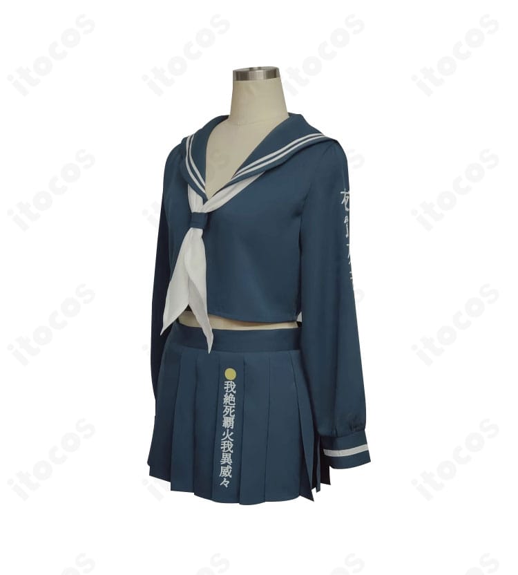 ブルーアーカイブ スケバン セーラー服コスプレ衣装の側面シルエット。スカートの程よいフレア感を確認。