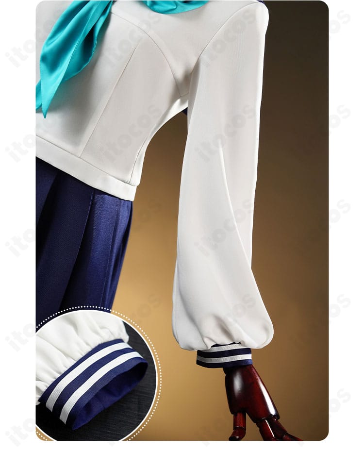 肩袖の装飾ディテール。袖口のライン配色と縫い代処理により端正な印象を演出。