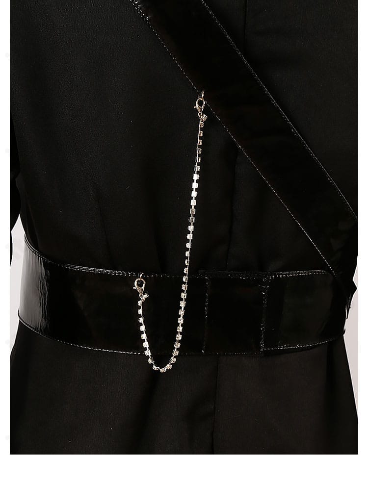 腰帯とチェーンのディテール接写。チェーンの長さと落ち感、金属調の輝きが分かる画像。