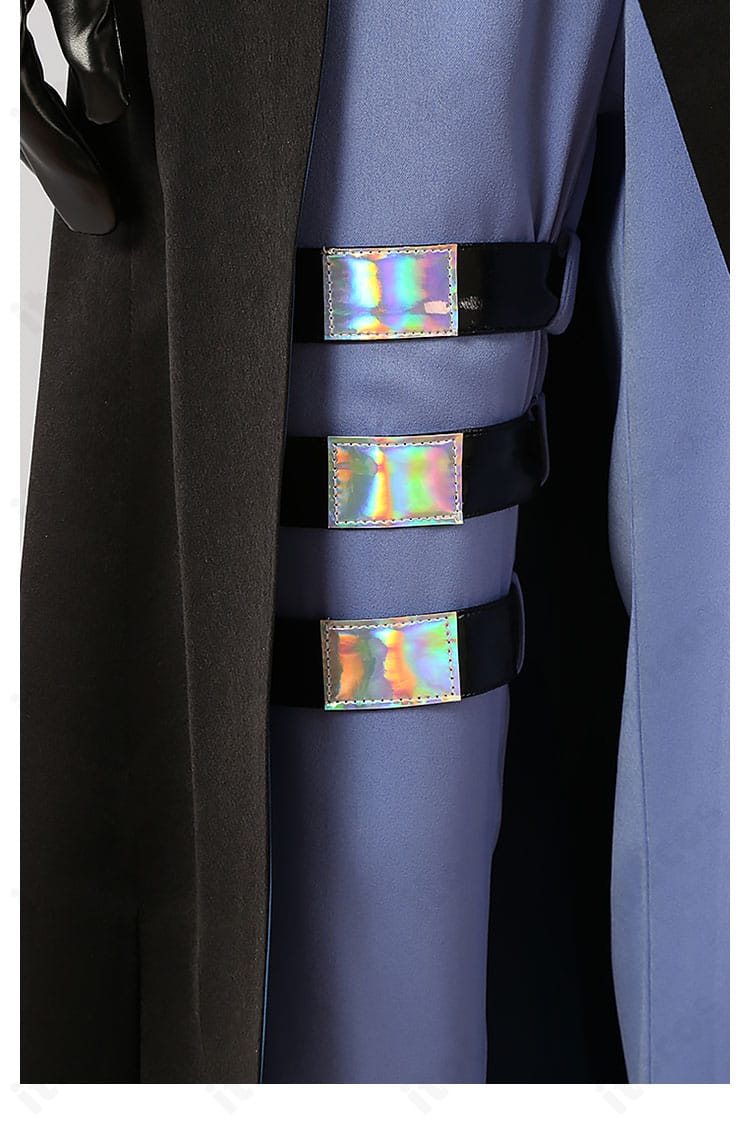 パンツ部分の装飾・ステッチの接写。脚線を整えるシームと装飾の質感が見える画像。