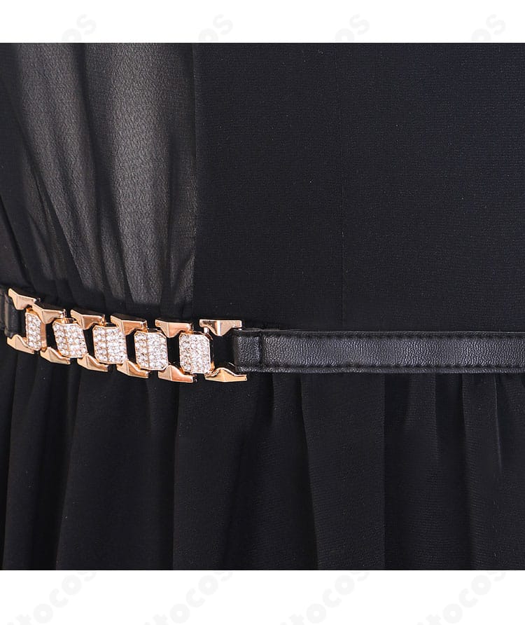 『恋と深空』主人公ワンピース付属ベルトのクローズアップ。ウエストマークでシルエットを引き締めるデザイン