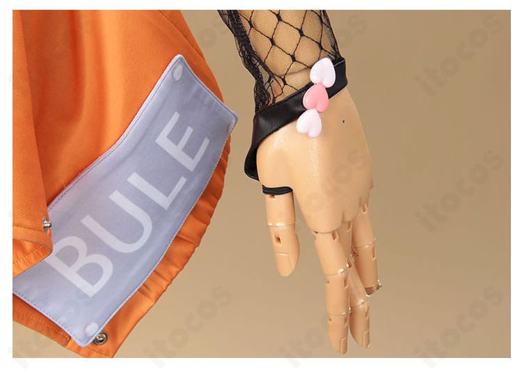 左袖口の装飾ディテール。ライン取りと装飾の配置