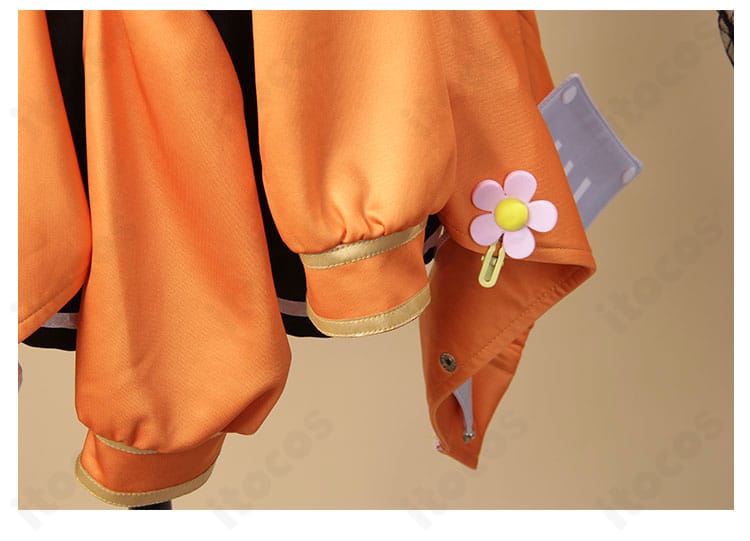 外套の襟元に施された花飾りディテール。存在感のあるアクセント