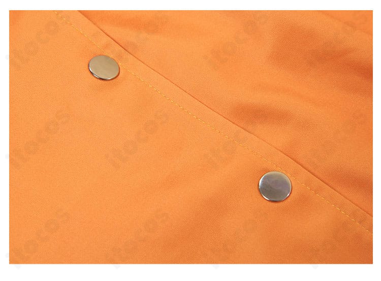 外套の前合わせ（門襟）ボタンディテール。フロントの留め構造