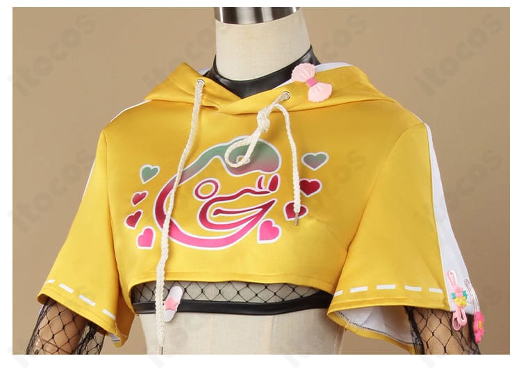 トップス側面の刺繍や装飾紐のディテール。立体的な意匠がわかるカット