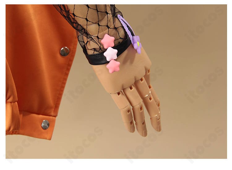 右袖口の装飾ディテール。ボタンやトリムの構成が分かる写真