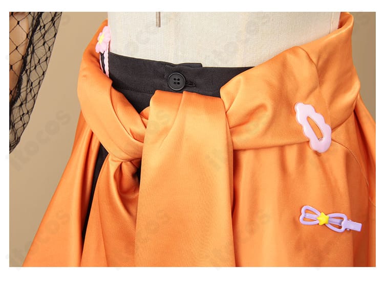 ウエスト装飾ディテール。ベルト風の意匠と飾りの配置