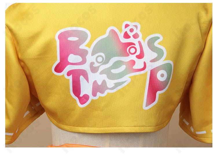 衣装背面の装飾ディテール俯瞰。シンプルかつ上品な後ろ姿の構成