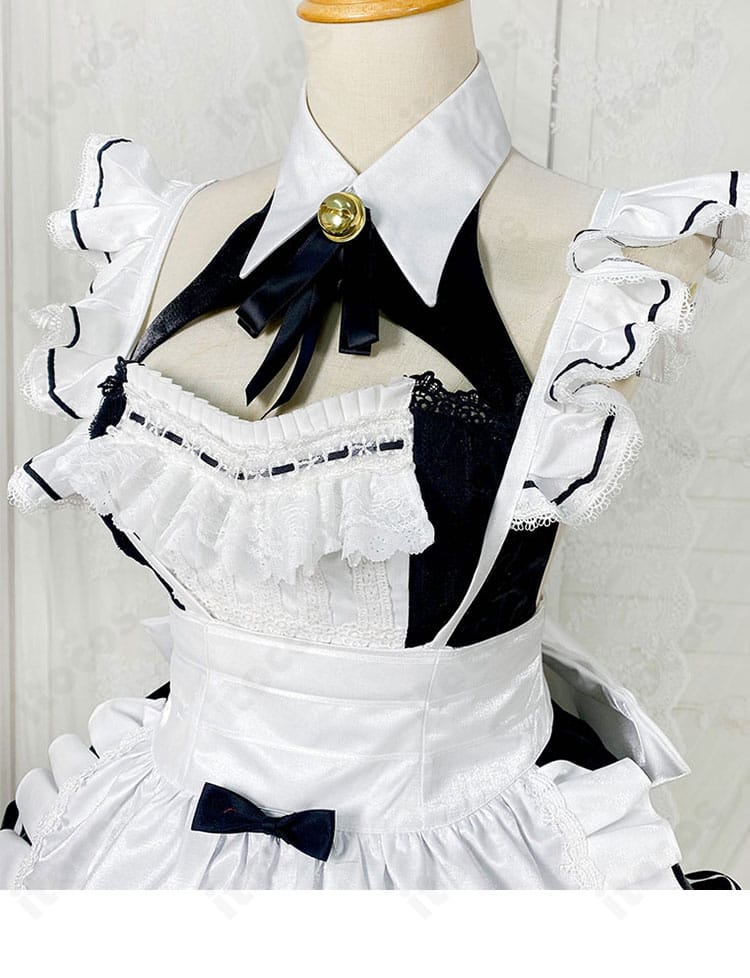 首元の鈴とリボン装飾のクローズアップ、メイドらしいアクセント