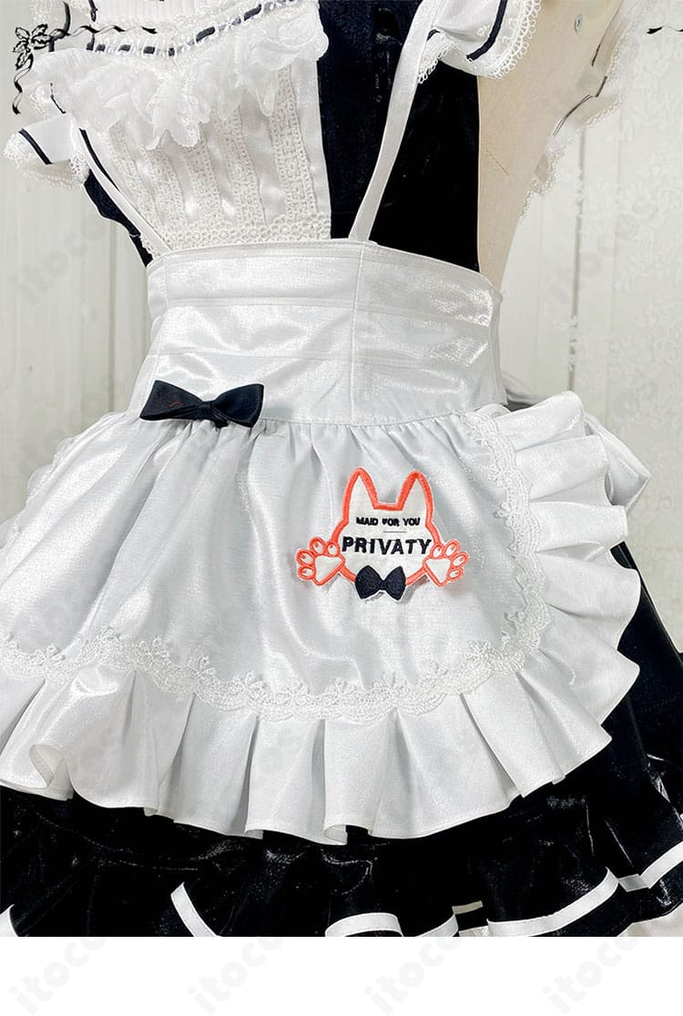 スカート裾と装飾パーツのディテール、フレア感が伝わるカット