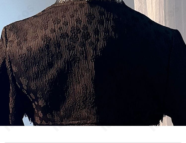 小鳥遊六花 クリスマス衣装の背面装飾クローズアップ。蝶結びの形状と質感、帯の重なりを明確に示す。