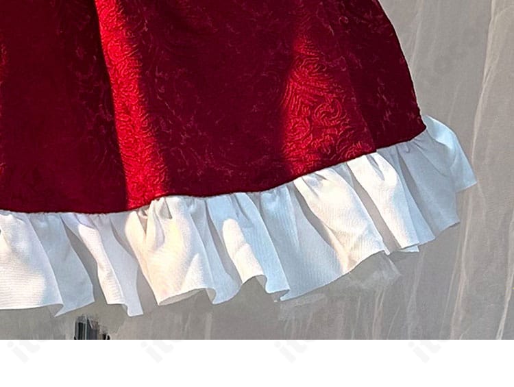 小鳥遊六花 クリスマス衣装のスカート裾装飾ディテール。ボリューム感と縁取りの美しさを捉えた接写。