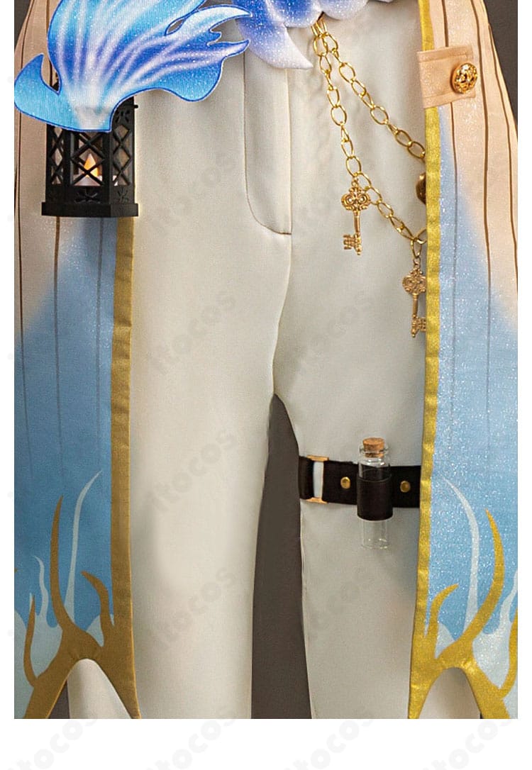 ズボンの装飾ディテール。サイドの飾りと全体コーデの統一感を確認できる画像。