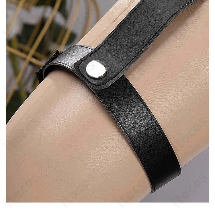 腕飾りのクローズアップ。精緻なアクセサリーが全体コーデを引き締める。