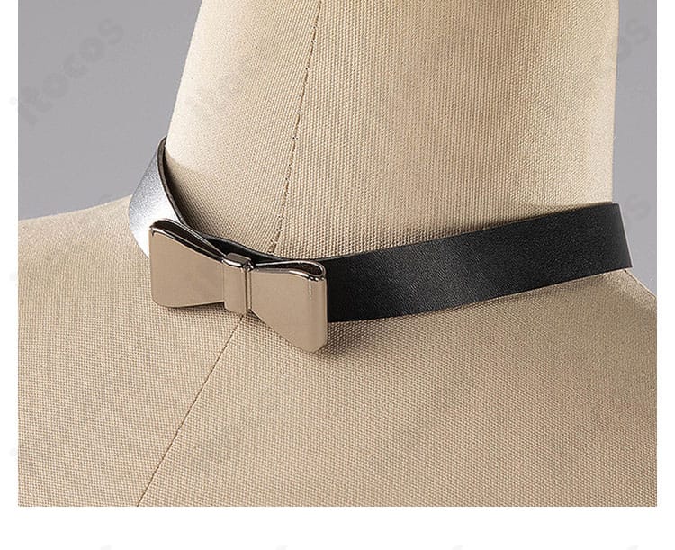 首元のチョーカー・ネックレス装飾のアップ。存在感のある首回りデザイン。