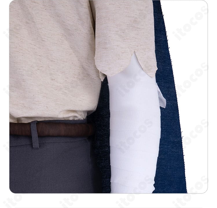 袖の装飾ディテール。手首周りの表情とシルエットを強調したロウのコスプレ衣装