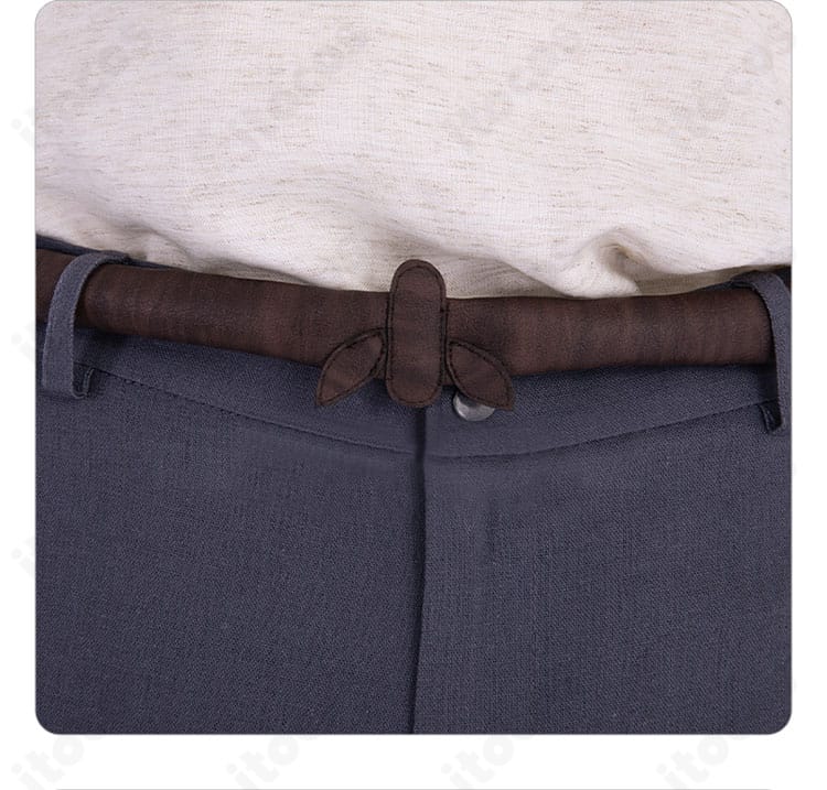 腰帯（ベルト）の装飾細部。調整しやすい設計で体型に合わせやすいロウ衣装のアクセント