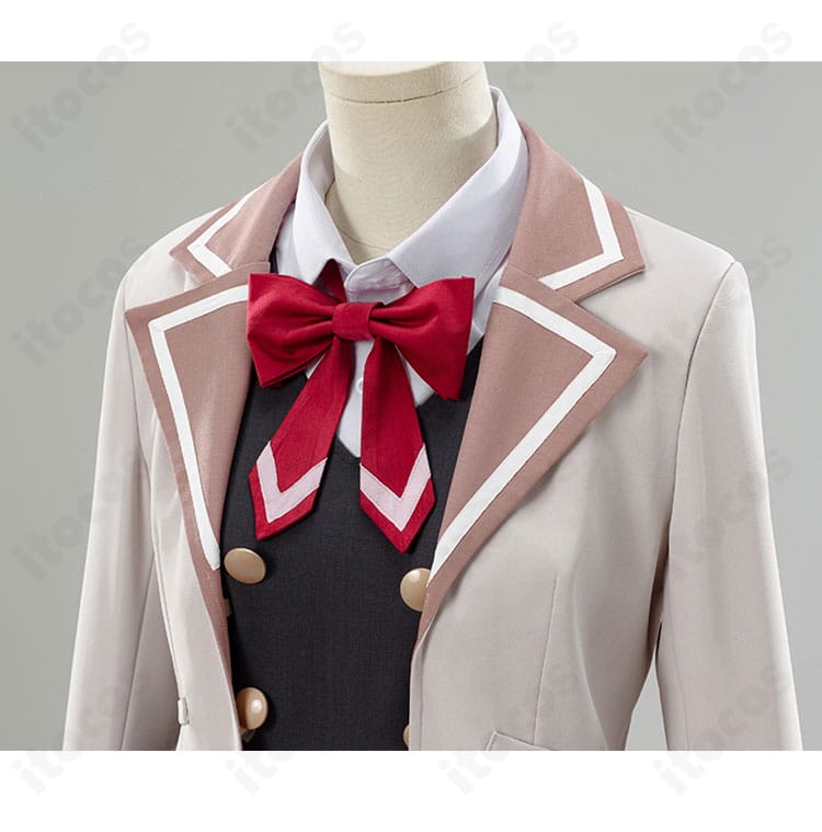 衣領装飾のクローズアップ。縁取りと刺繍の細部、端の始末まで確認できる近接カット。