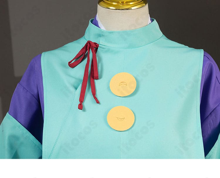 斜襟の合わせと赤いリボン装飾のクローズアップ。端正な縫製と配色のコントラストを強調。