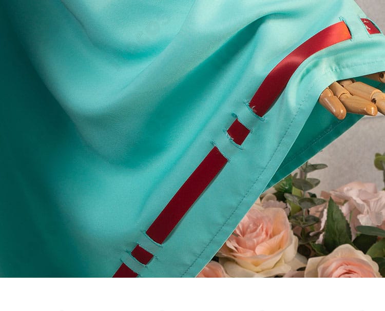 袖口装飾のアップ。縁取りの仕上げと生地の表情が分かる近接カット。