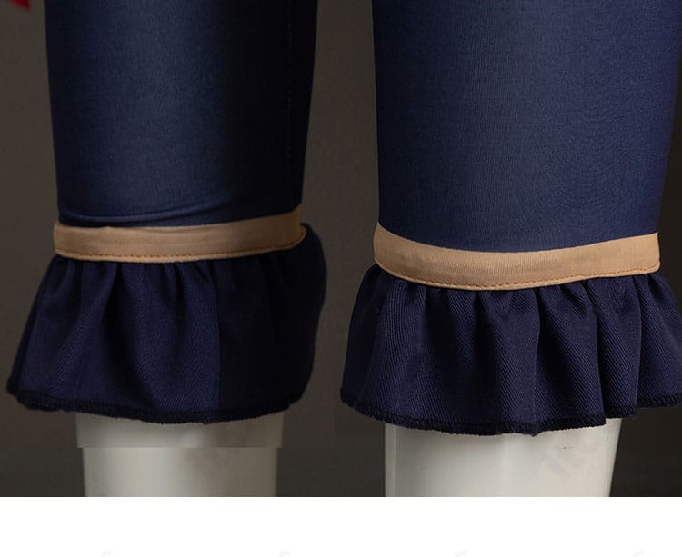 ズボン裾まわりの装飾細部。足元のシルエットとステッチワーク。